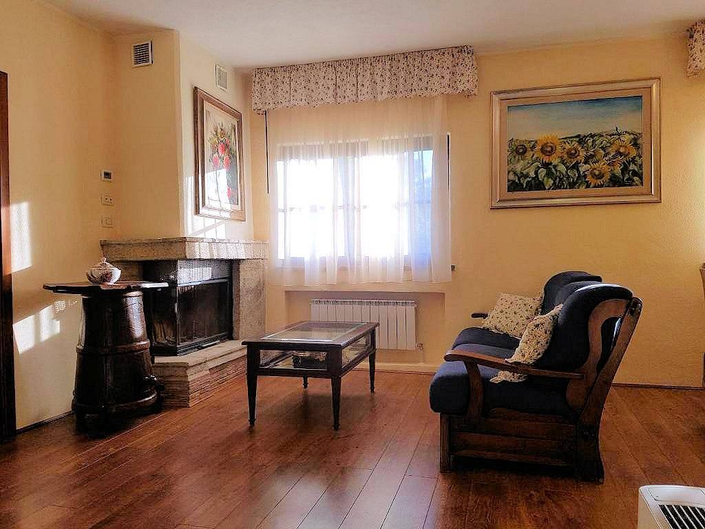 Casale in stile Toscano con terreno e vista panoramica in vendita a Roccastrada