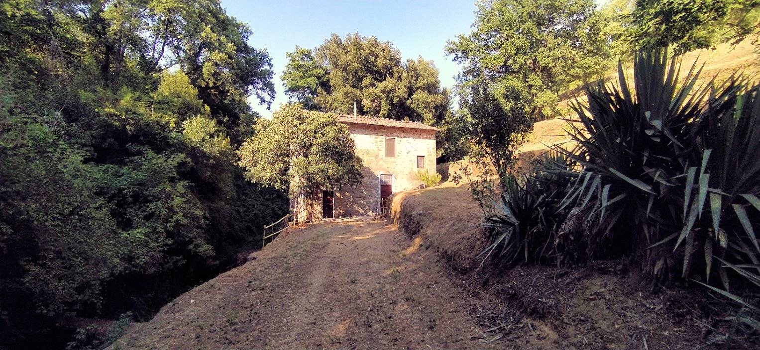Rustico in stile Toscano con terreno in vendita a Lamporecchio