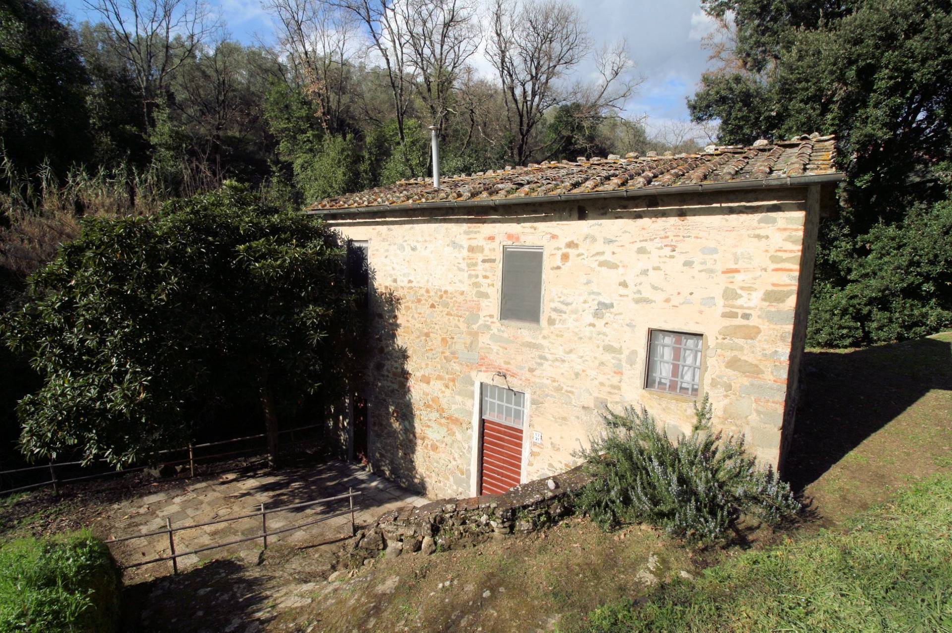 Rustico in stile Toscano con terreno in vendita a Lamporecchio