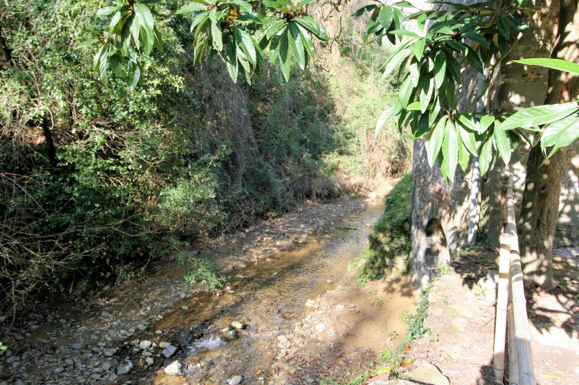 Rustico in stile Toscano con terreno in vendita a Lamporecchio