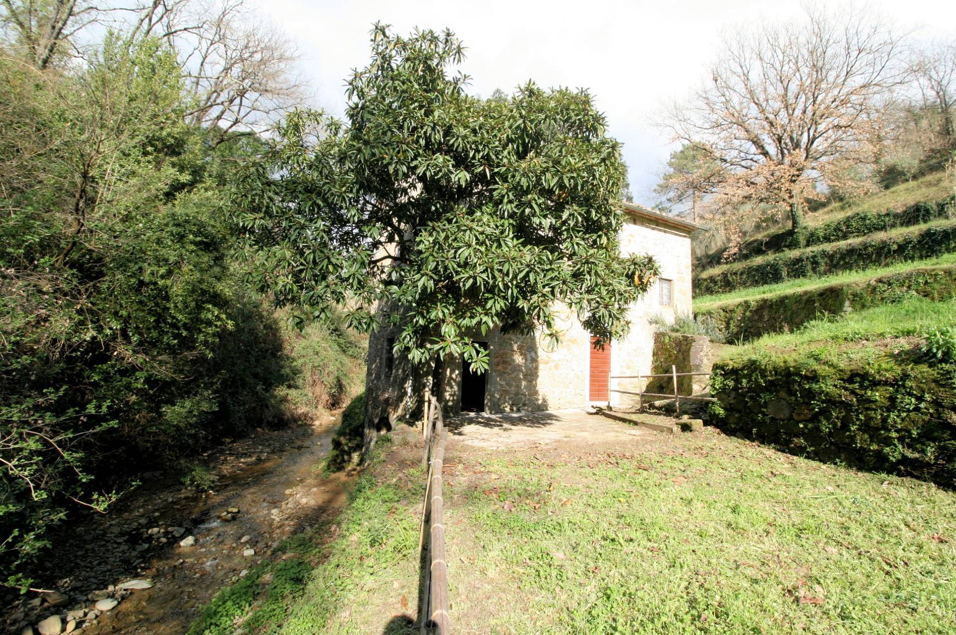 Rustico in stile Toscano con terreno in vendita a Lamporecchio