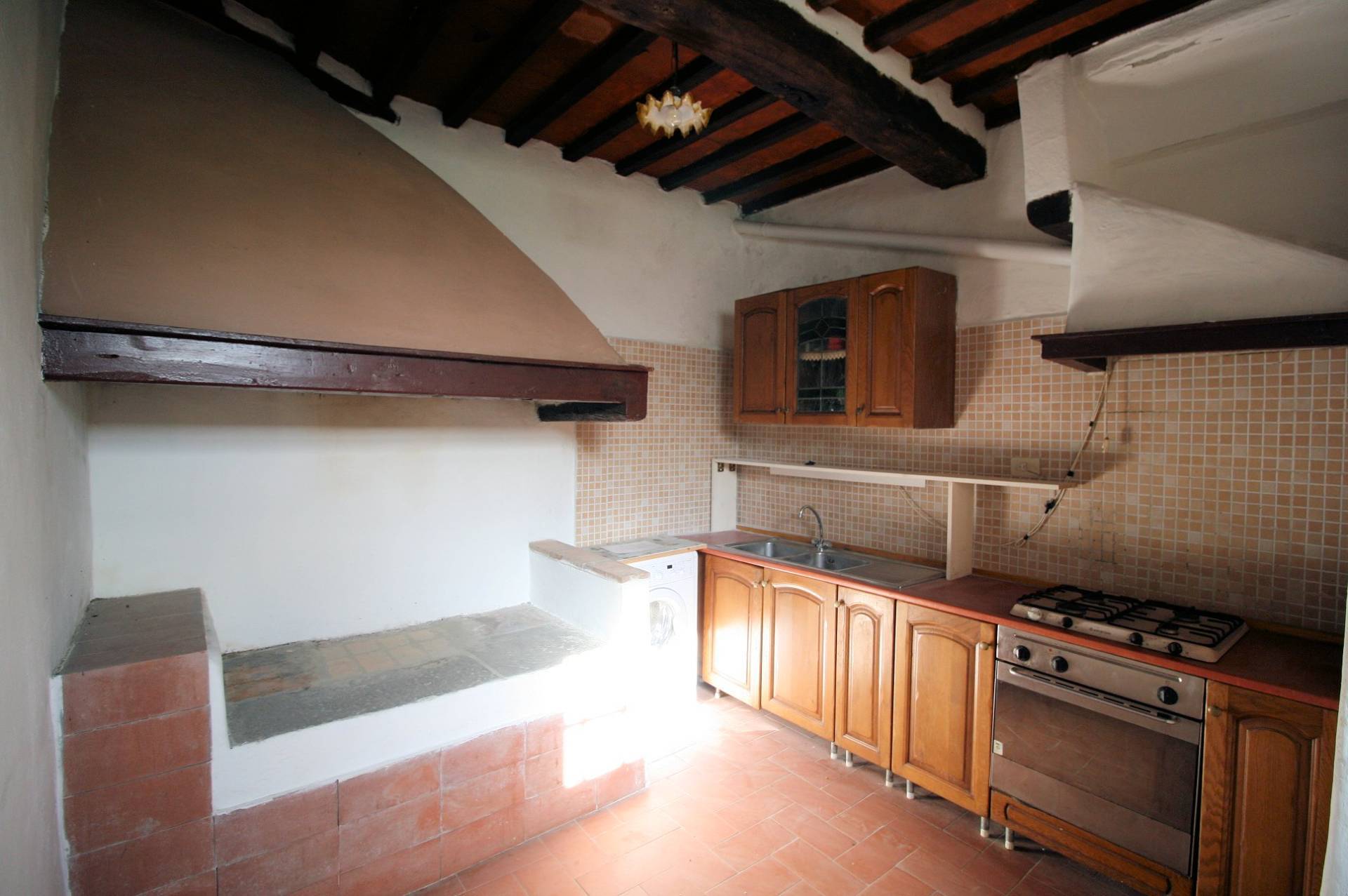 Rustico in stile Toscano con terreno in vendita a Lamporecchio