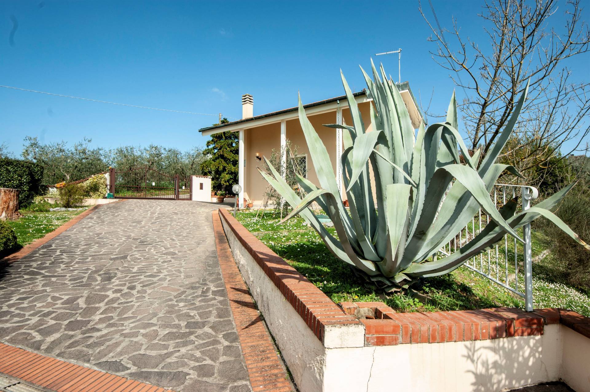 Appartamento in bifamiliare con giardino privato e depemdance in vendita a Santa Maria a Monte