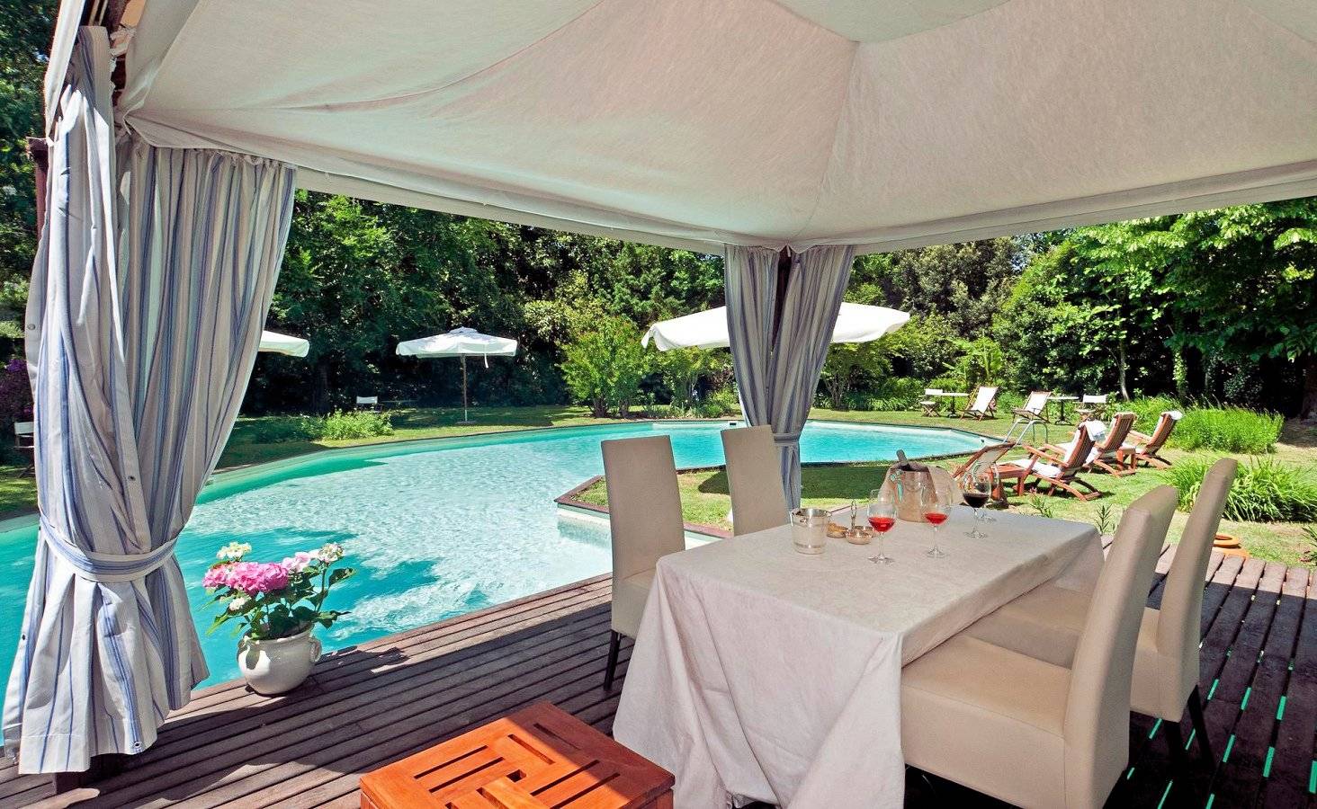 Bellissima struttura turistico ricettiva con ristorante parco e piscina in vendita a Lucca