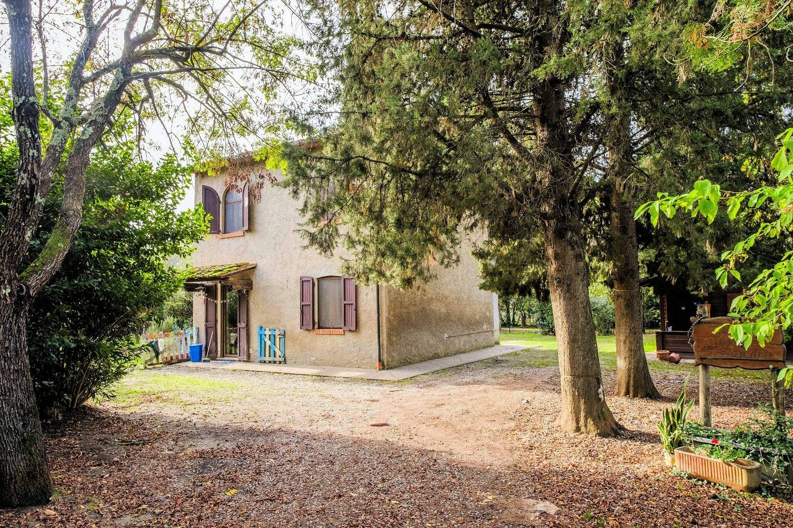 Piccolo casale con giardino in vendita a Volterra