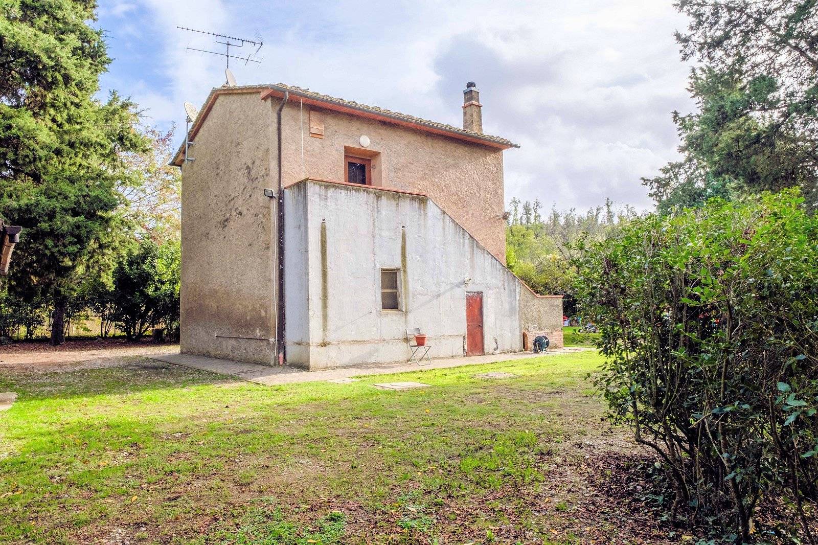 Piccolo casale con giardino in vendita a Volterra