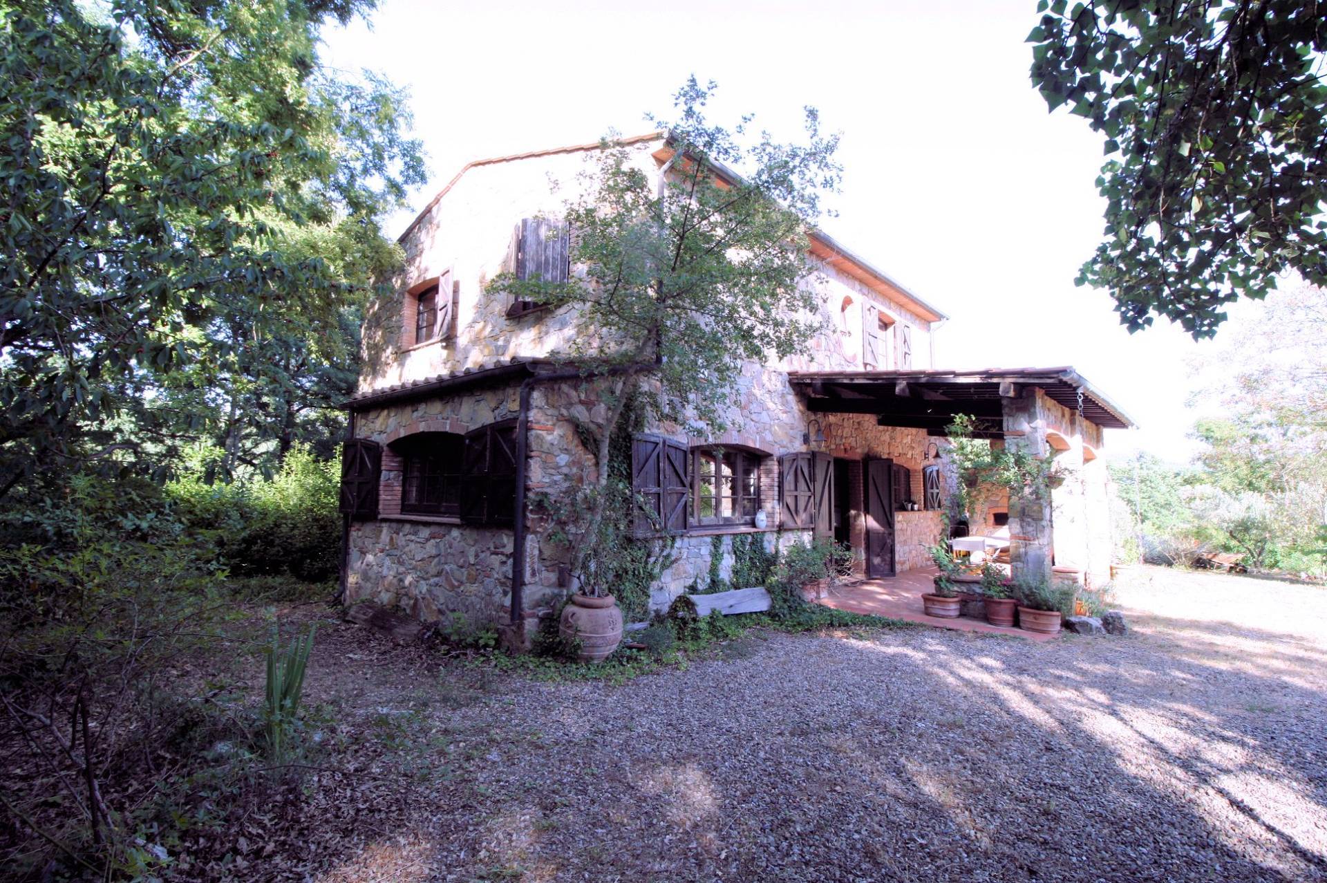 Rustico in stile Toscano con dependances immerso nel bosco in vendita a Montieri, Boccheggiano