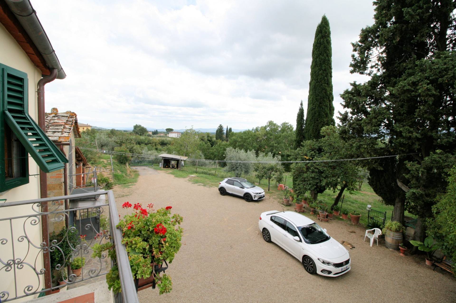 Casa colonica con annessi e terreno in posizione panoramica in vendita a Loro Ciuffenna, Malva