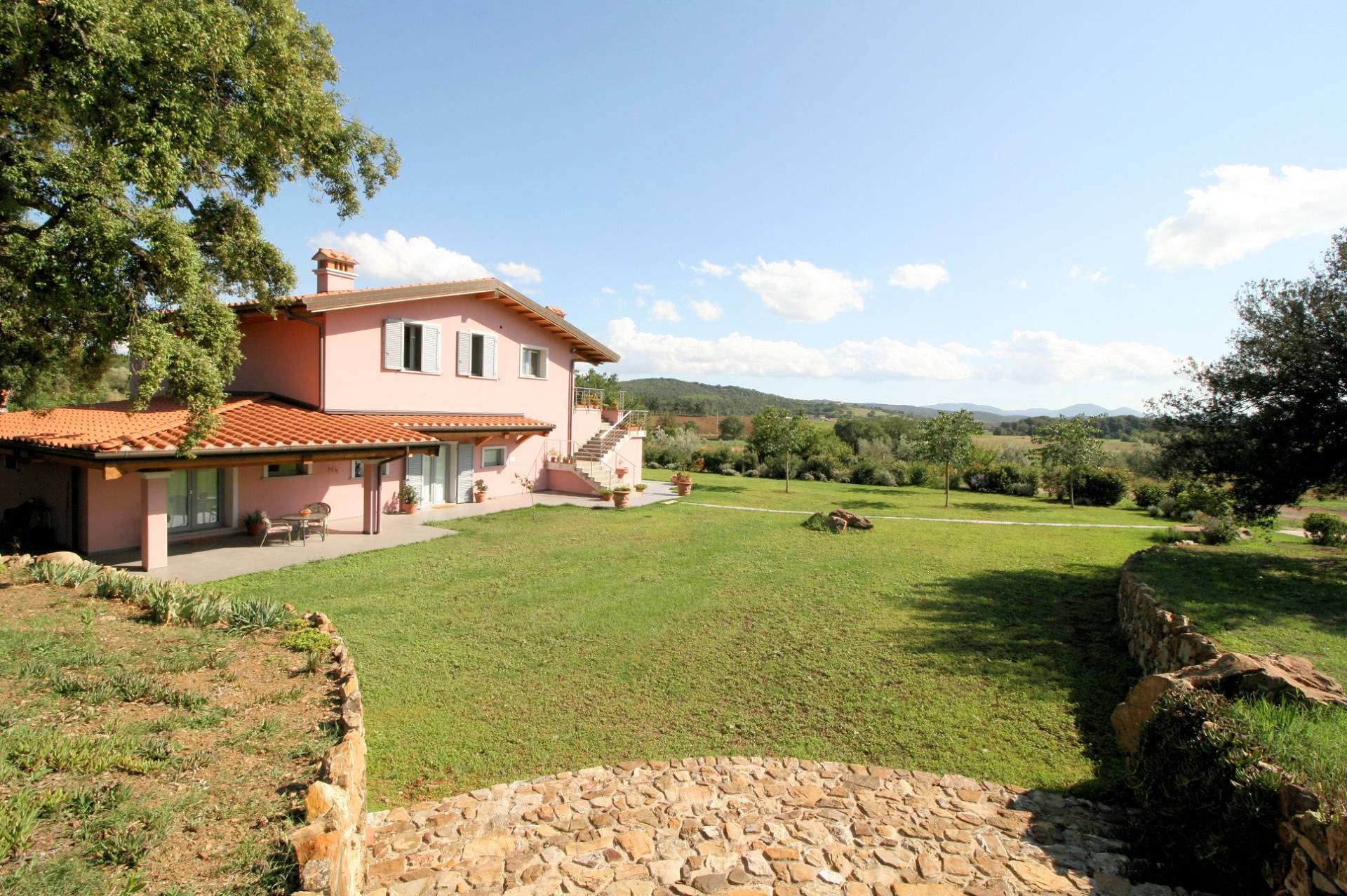 Podere con ampio terreno e piscina in vendita a Massa Marittima, Valpiana