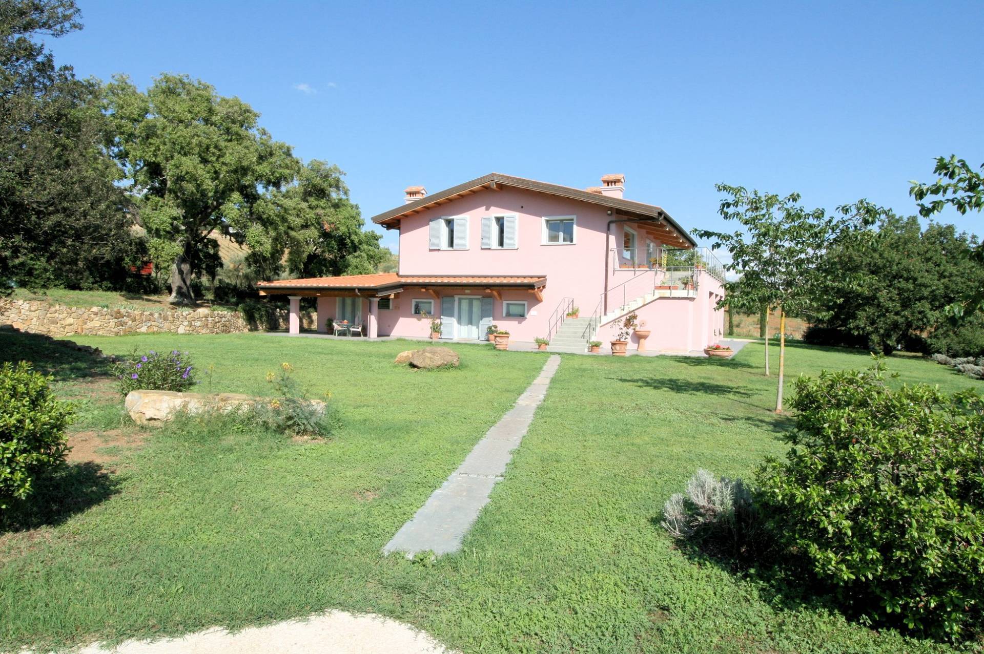 Podere con ampio terreno e piscina in vendita a Massa Marittima, Valpiana