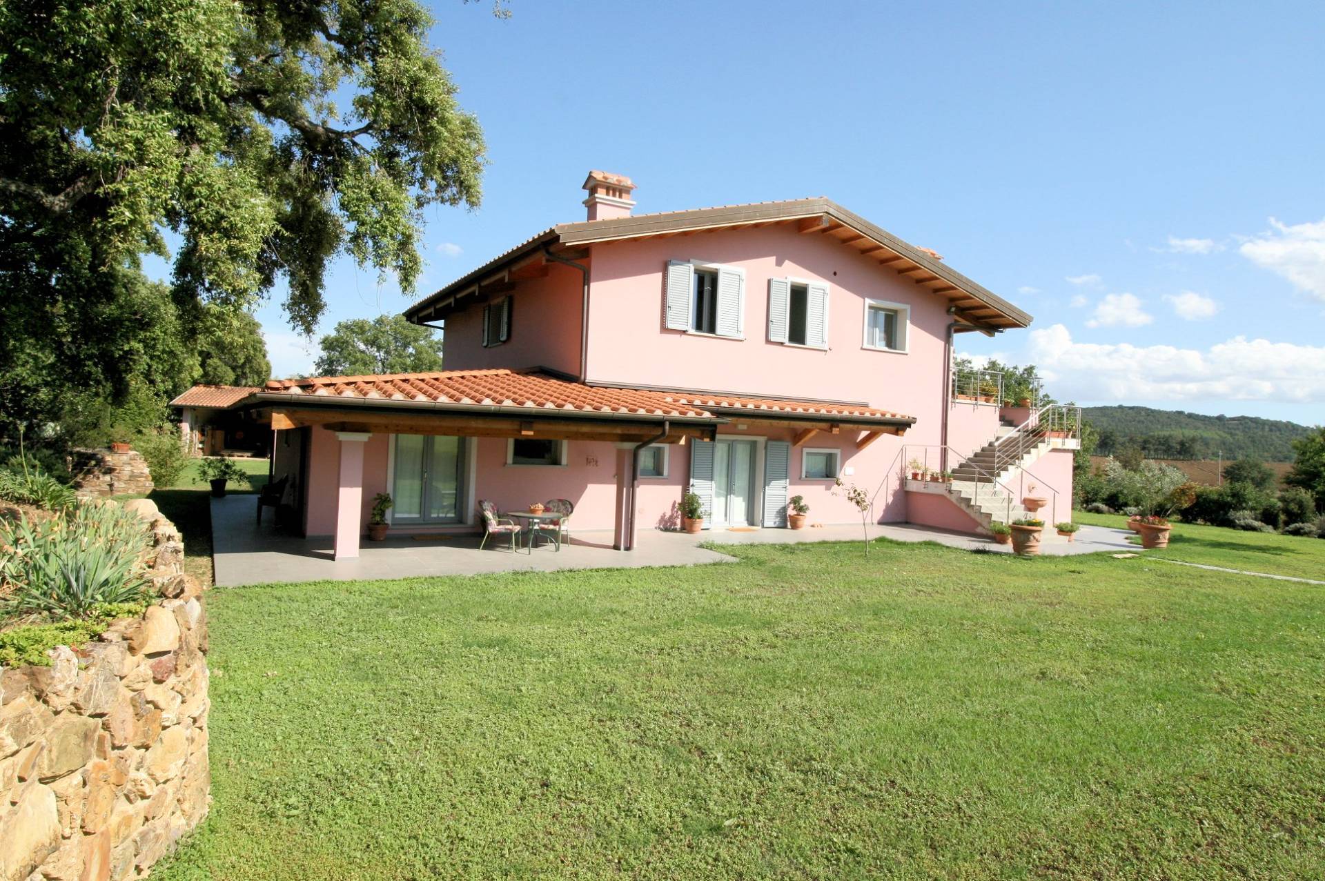 Podere con ampio terreno e piscina in vendita a Massa Marittima, Valpiana
