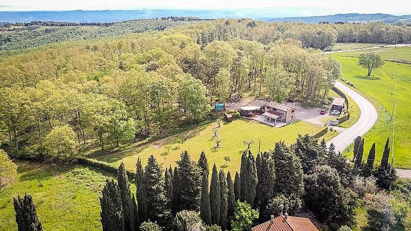 Bel casale ristrutturato con ampio terreno pianeggiante in vendita a Montaione