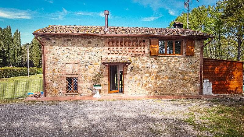 Bel casale ristrutturato con ampio terreno pianeggiante in vendita a Montaione
