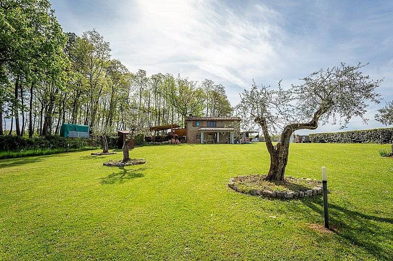 Bel casale ristrutturato con ampio terreno pianeggiante in vendita a Montaione