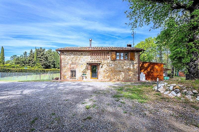 Bel casale ristrutturato con ampio terreno pianeggiante in vendita a Montaione