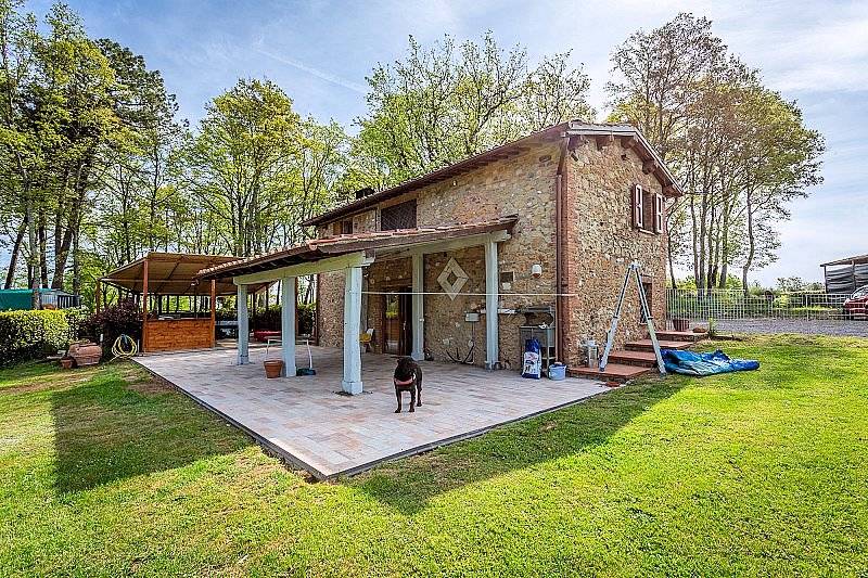 Bel casale ristrutturato con ampio terreno pianeggiante in vendita a Montaione