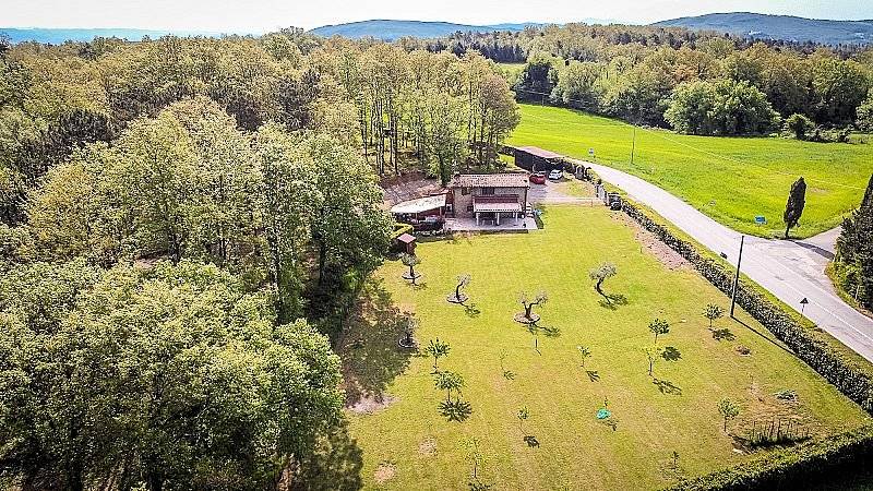 Bel casale ristrutturato con ampio terreno pianeggiante in vendita a Montaione