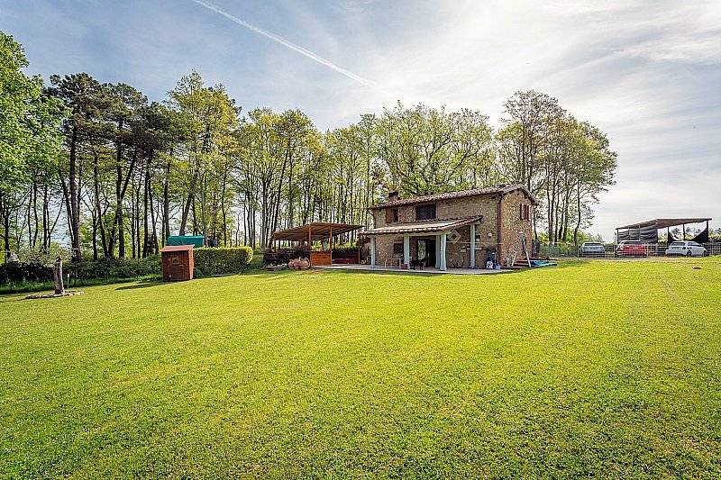 Bel casale ristrutturato con ampio terreno pianeggiante in vendita a Montaione
