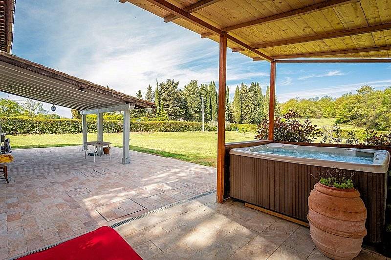 Bel casale ristrutturato con ampio terreno pianeggiante in vendita a Montaione