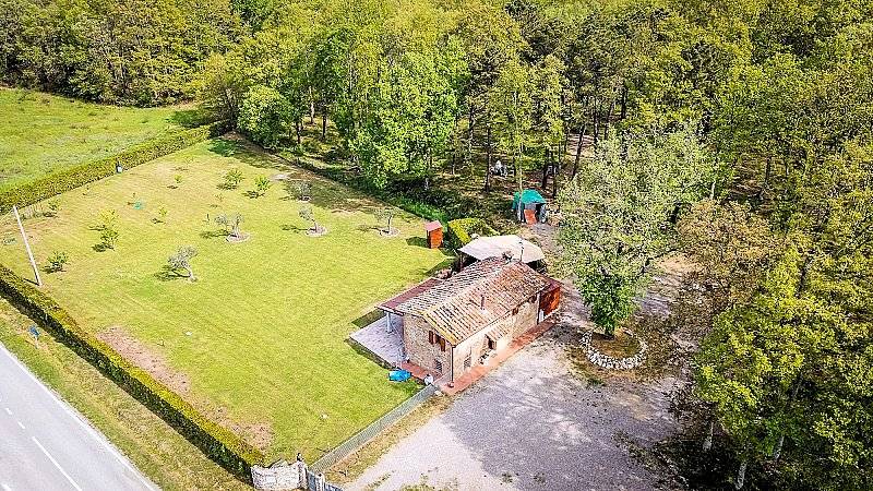 Bel casale ristrutturato con ampio terreno pianeggiante in vendita a Montaione