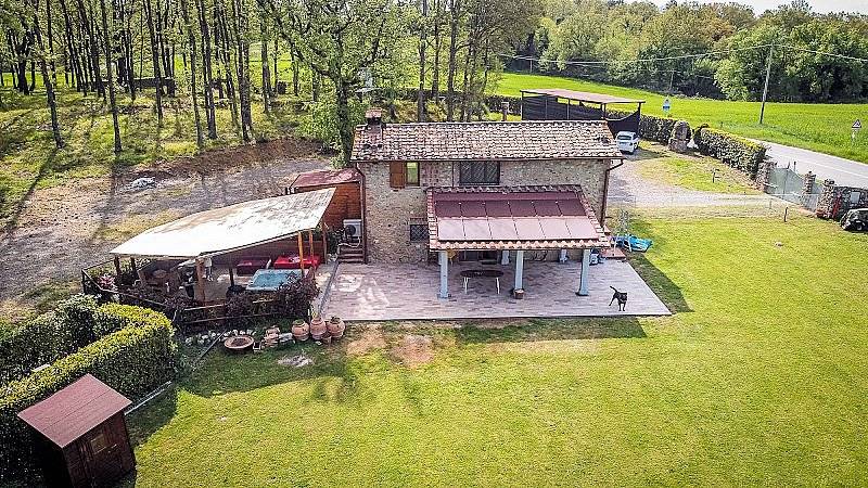 Bel casale ristrutturato con ampio terreno pianeggiante in vendita a Montaione