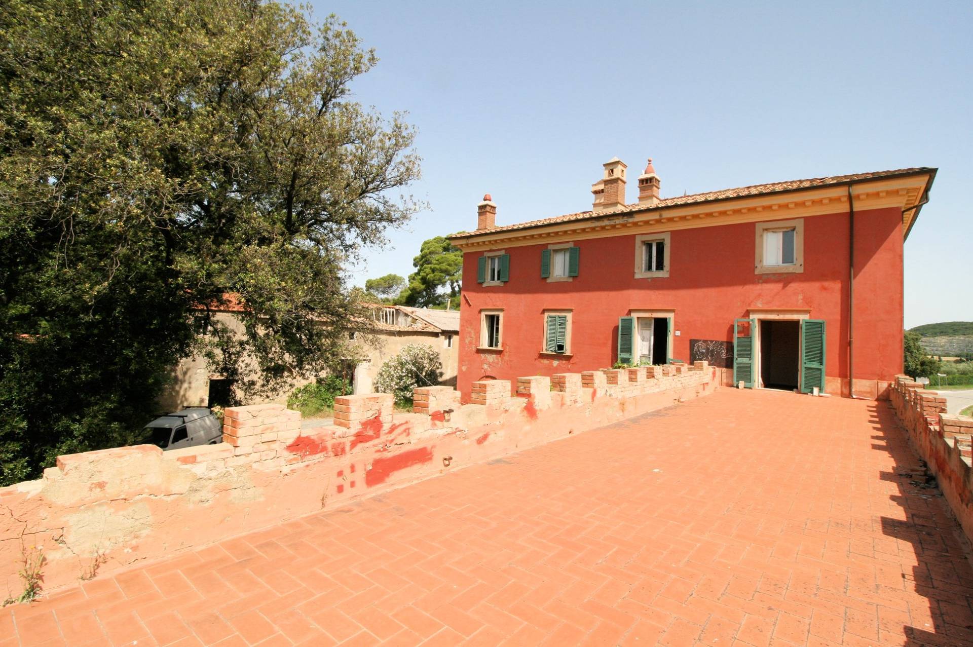 Complesso immobiliare di ampia superficie da ristrutturare in vendita a Santa Luce