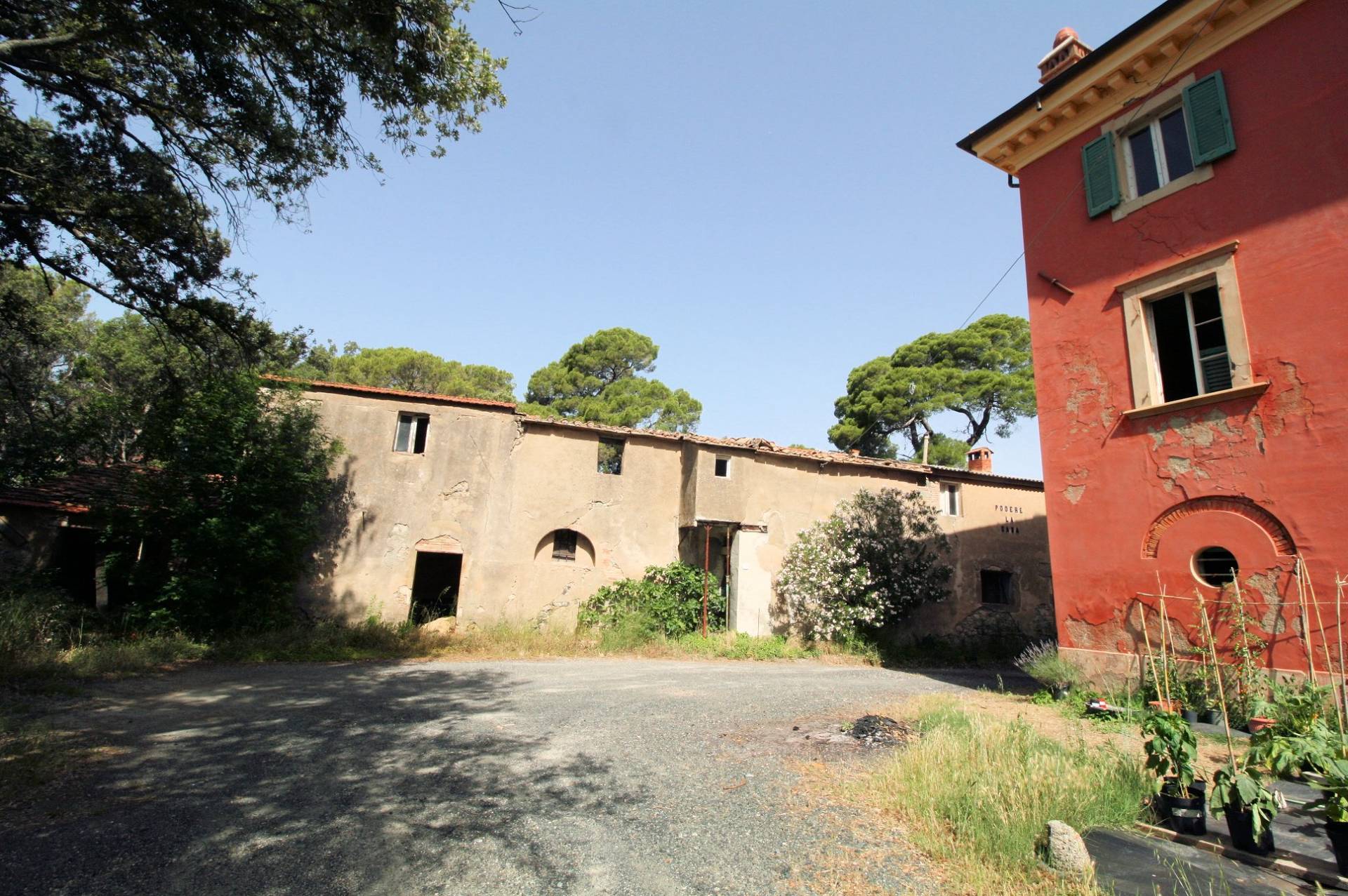 Complesso immobiliare di ampia superficie da ristrutturare in vendita a Santa Luce