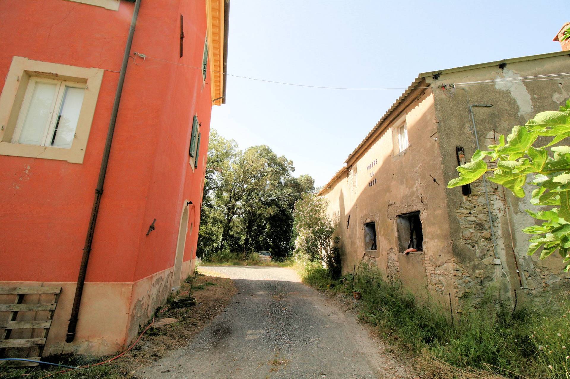 Complesso immobiliare di ampia superficie da ristrutturare in vendita a Santa Luce