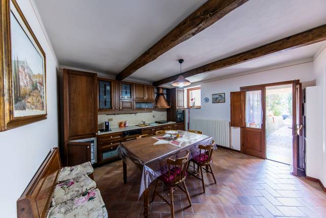 Villa ristrutturata in posizione collinare con piscina in vendita a Pescia