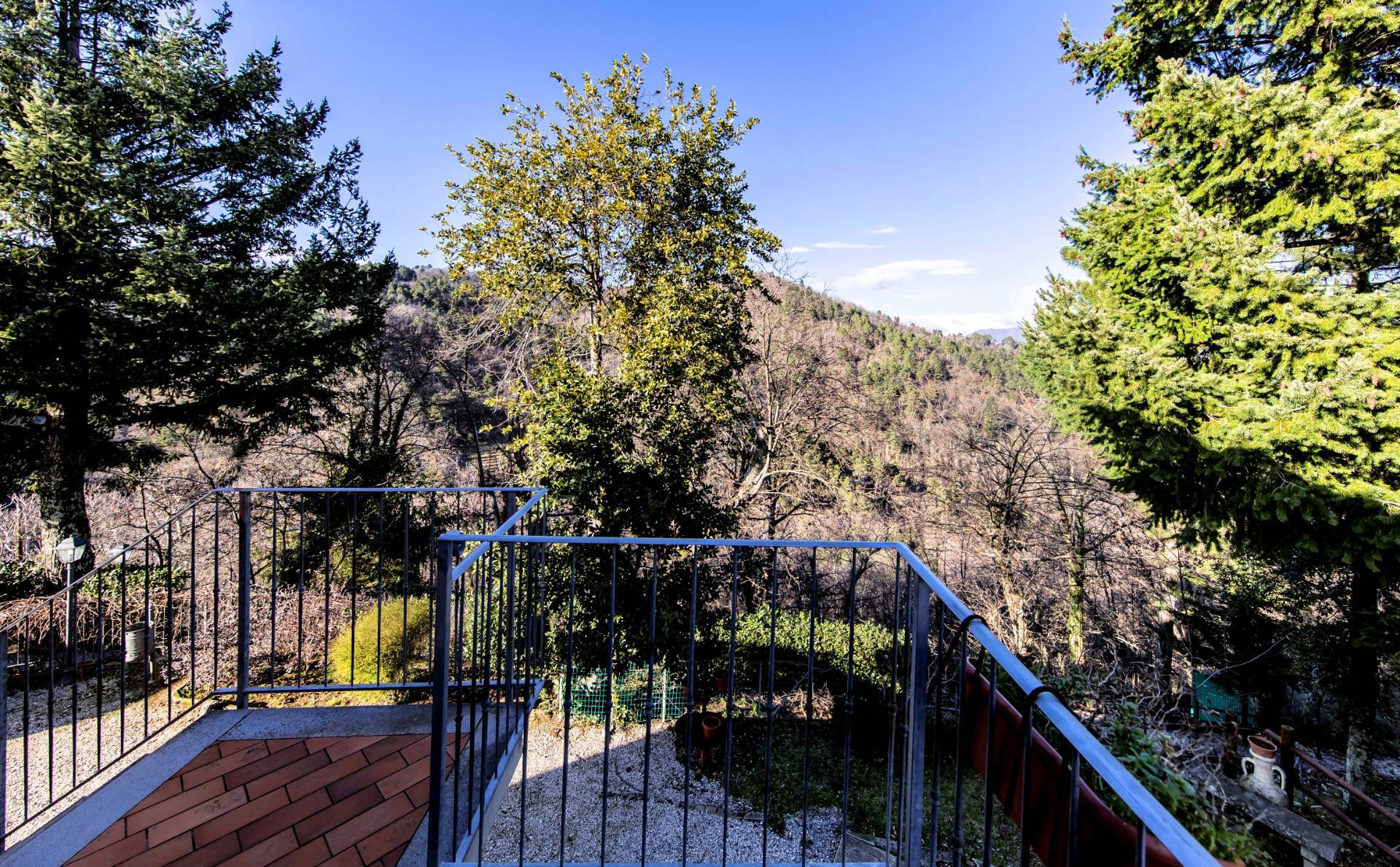 Villa ristrutturata in posizione collinare con piscina in vendita a Pescia