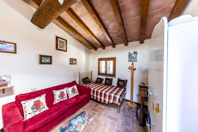 Villa ristrutturata in posizione collinare con piscina in vendita a Pescia