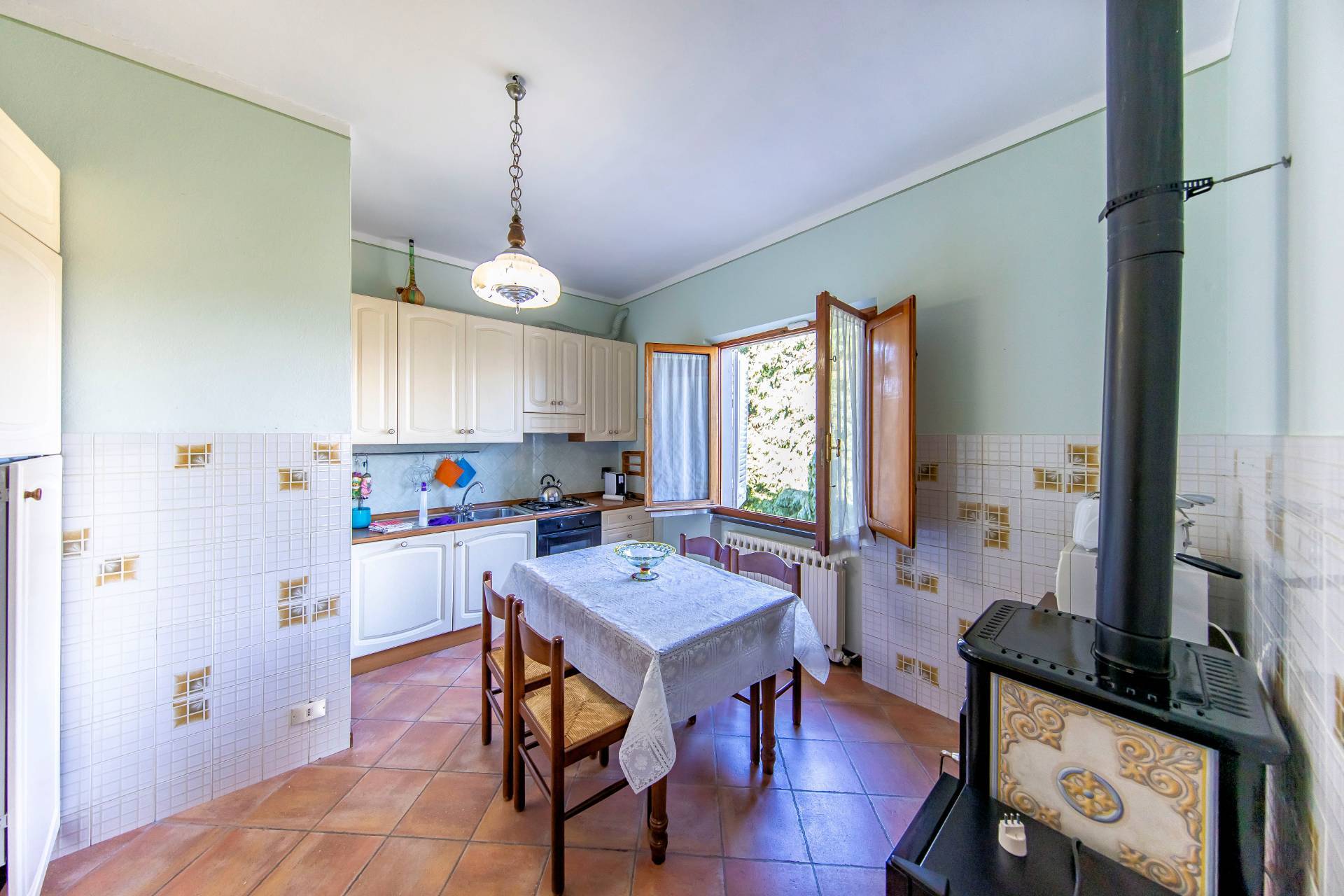 Villa ristrutturata in posizione collinare con piscina in vendita a Pescia