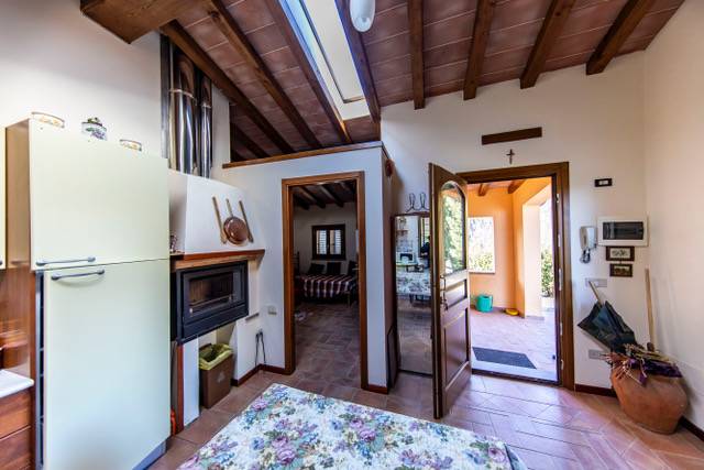 Villa ristrutturata in posizione collinare con piscina in vendita a Pescia