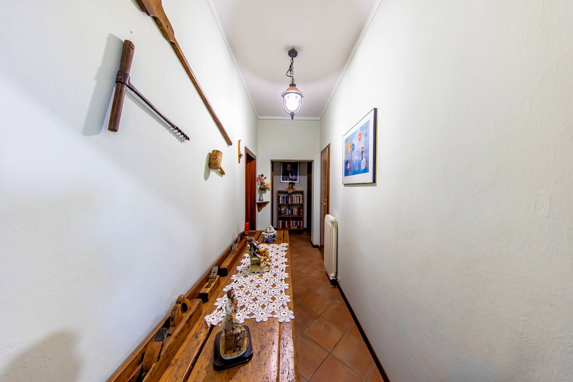 Villa ristrutturata in posizione collinare con piscina in vendita a Pescia