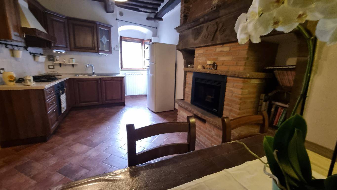 Terratetto indipendente nel centro del paese in vendita a Montecatini Val di Cecina