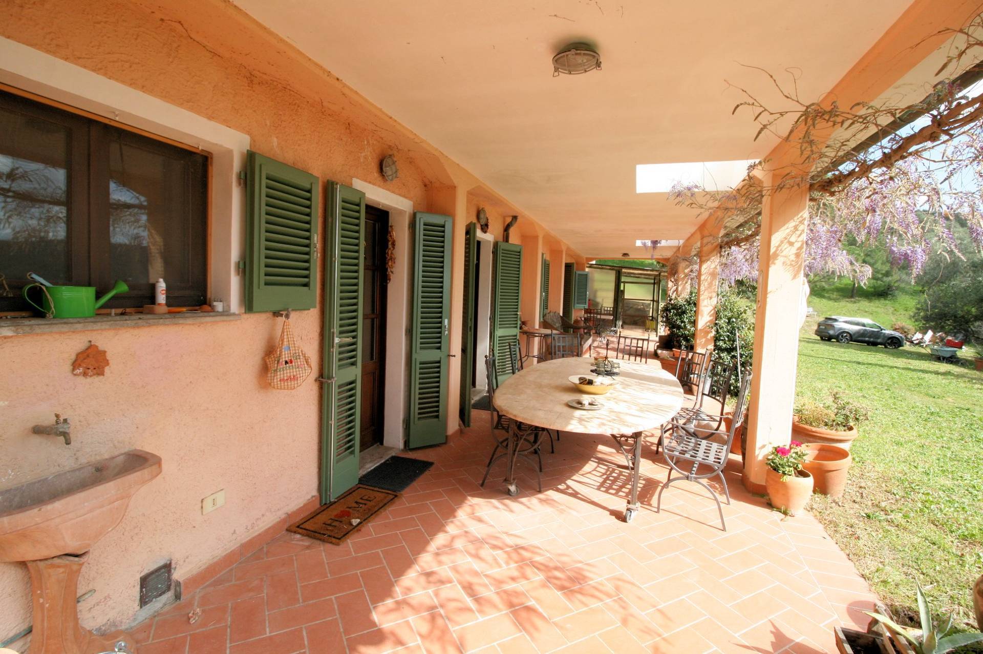 Villa di ampia superficie con giardino e suggestiva vista panoramica in vendita a Roccastrada, Sticc