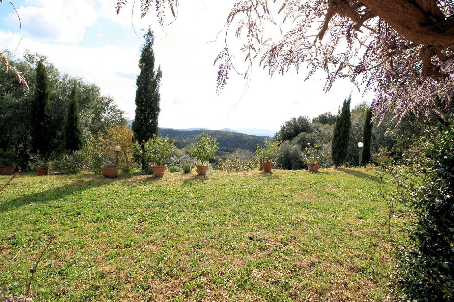 Villa di ampia superficie con giardino e suggestiva vista panoramica in vendita a Roccastrada, Sticc
