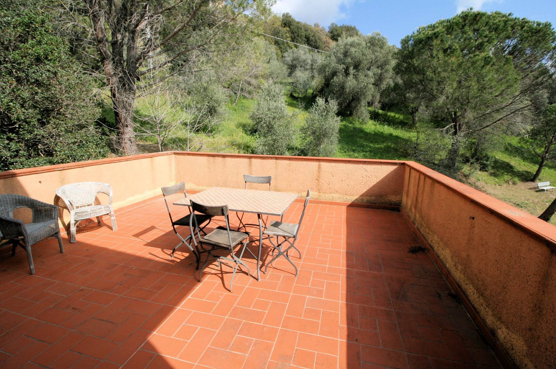 Villa di ampia superficie con giardino e suggestiva vista panoramica in vendita a Roccastrada, Sticc