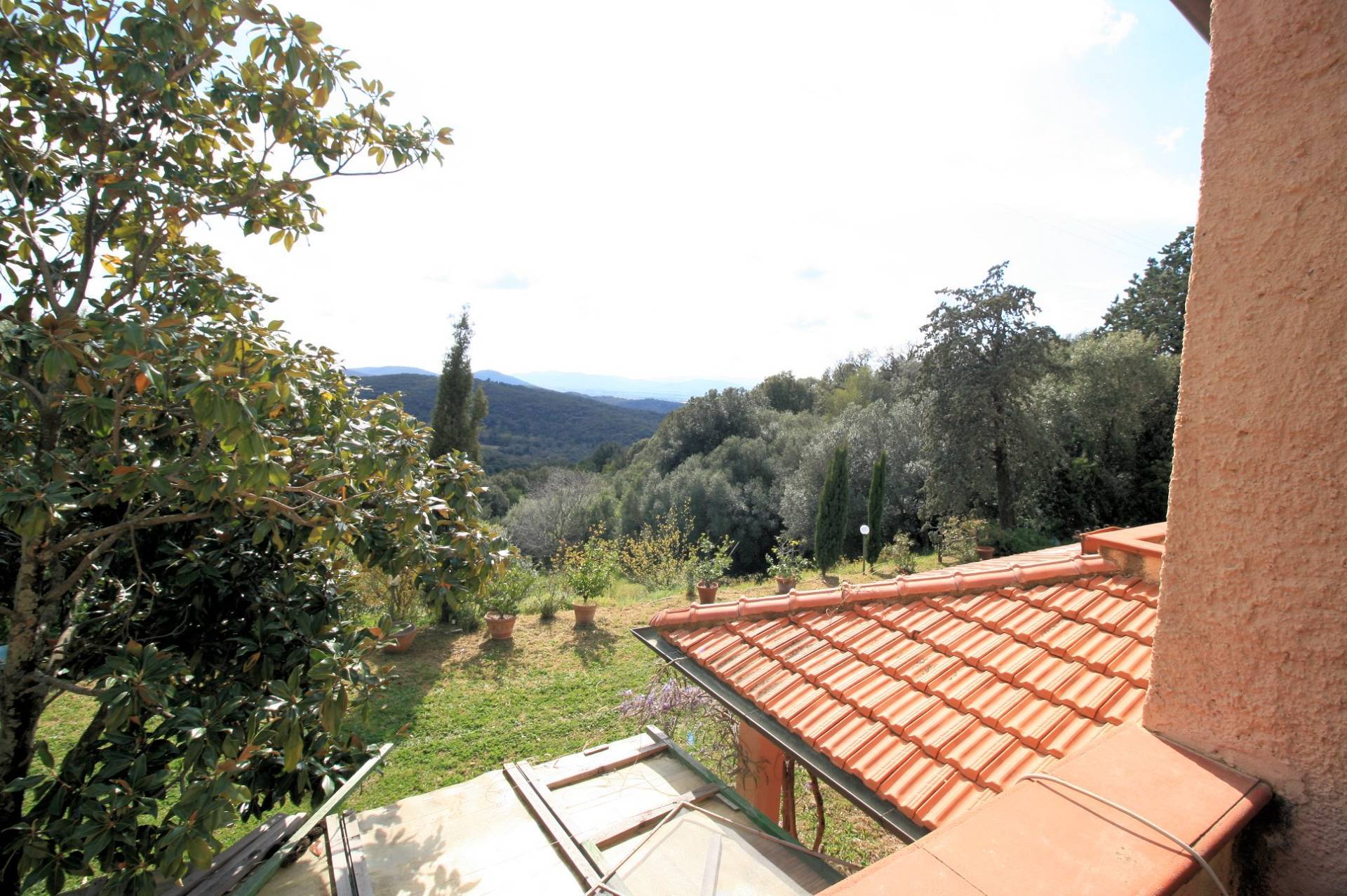 Villa di ampia superficie con giardino e suggestiva vista panoramica in vendita a Roccastrada, Sticc