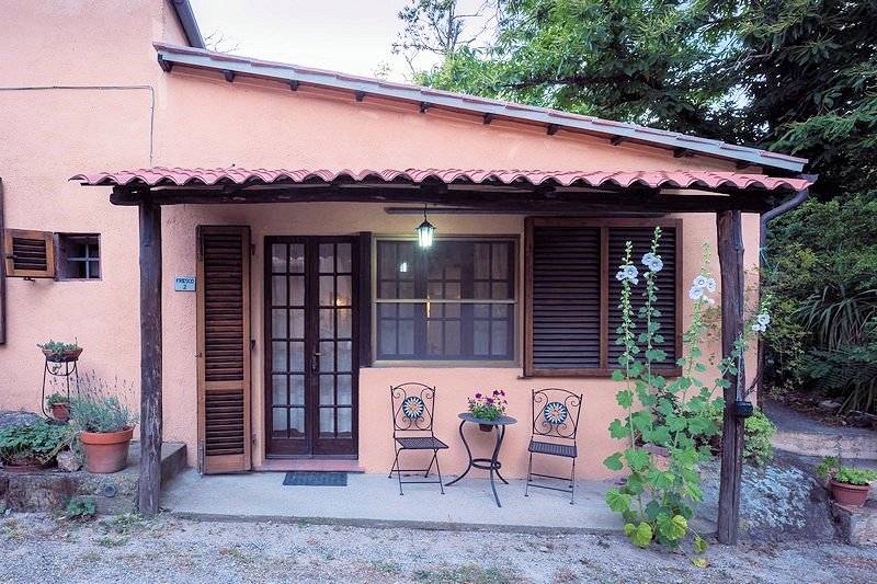 Agriturismo in antico borgo ristrutturato con parco e piscina in vendita a Roccastrada, Sassofortino