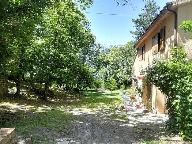 Agriturismo in antico borgo ristrutturato con parco e piscina in vendita a Roccastrada, Sassofortino