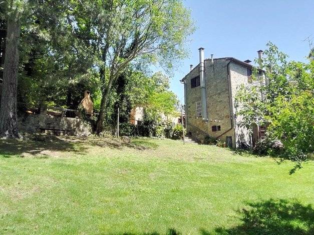 Agriturismo in antico borgo ristrutturato con parco e piscina in vendita a Roccastrada, Sassofortino