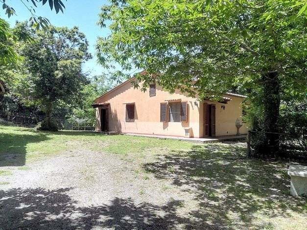 Agriturismo in antico borgo ristrutturato con parco e piscina in vendita a Roccastrada, Sassofortino