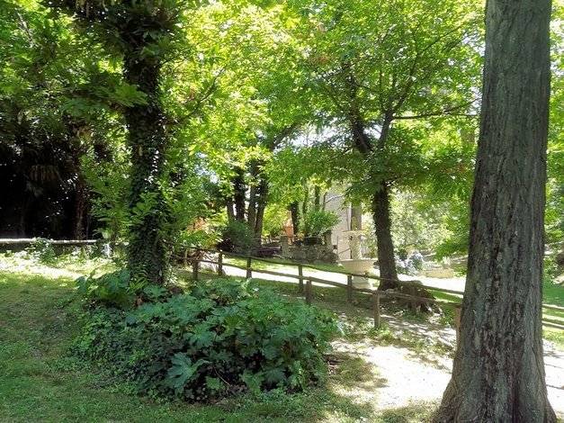 Agriturismo in antico borgo ristrutturato con parco e piscina in vendita a Roccastrada, Sassofortino