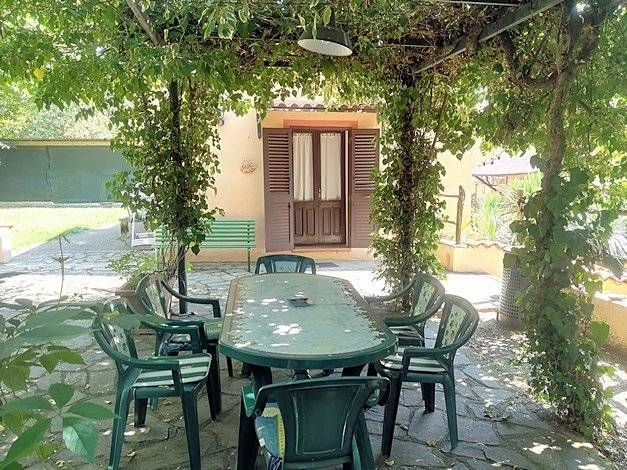 Agriturismo in antico borgo ristrutturato con parco e piscina in vendita a Roccastrada, Sassofortino