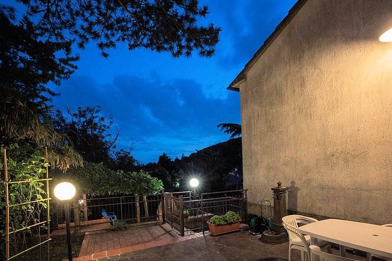 Bella villetta libera su quattro lati con giardino in posizione centrale in vendita a Roccastrada, S