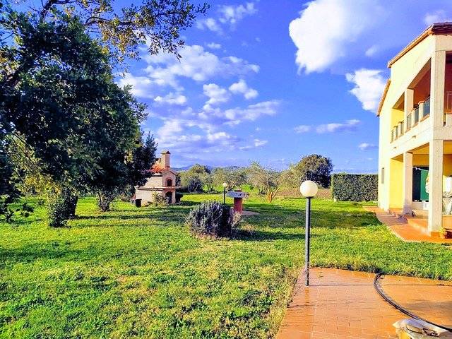 Complesso immobiliare di ampia superficie con terreni in vendita a Capalbio, Capalbio Scalo