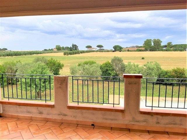 Complesso immobiliare di ampia superficie con terreni in vendita a Capalbio, Capalbio Scalo