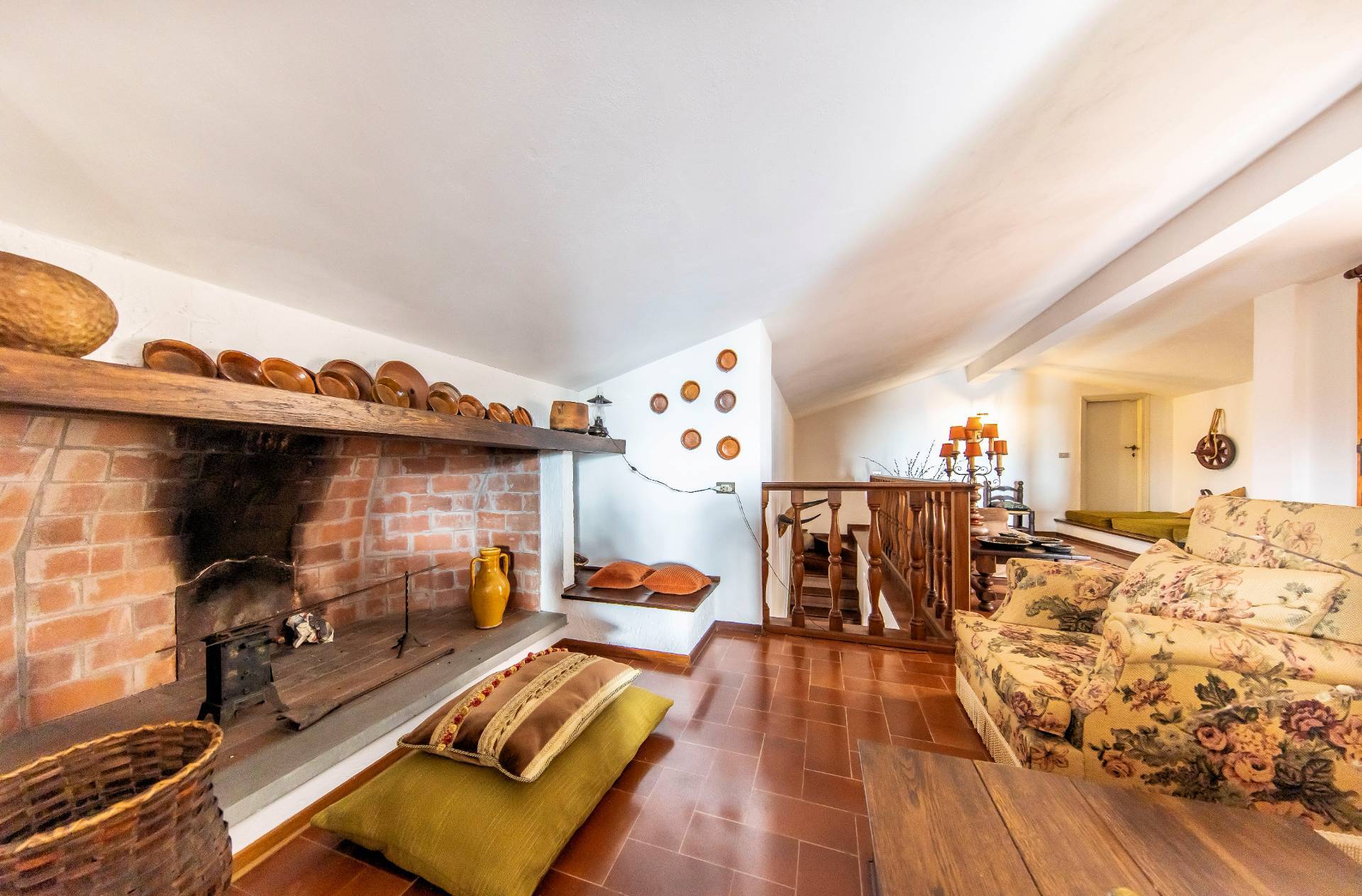 Villa di ampia superficie in posizione panoramica con giardino in vendita a Pescia