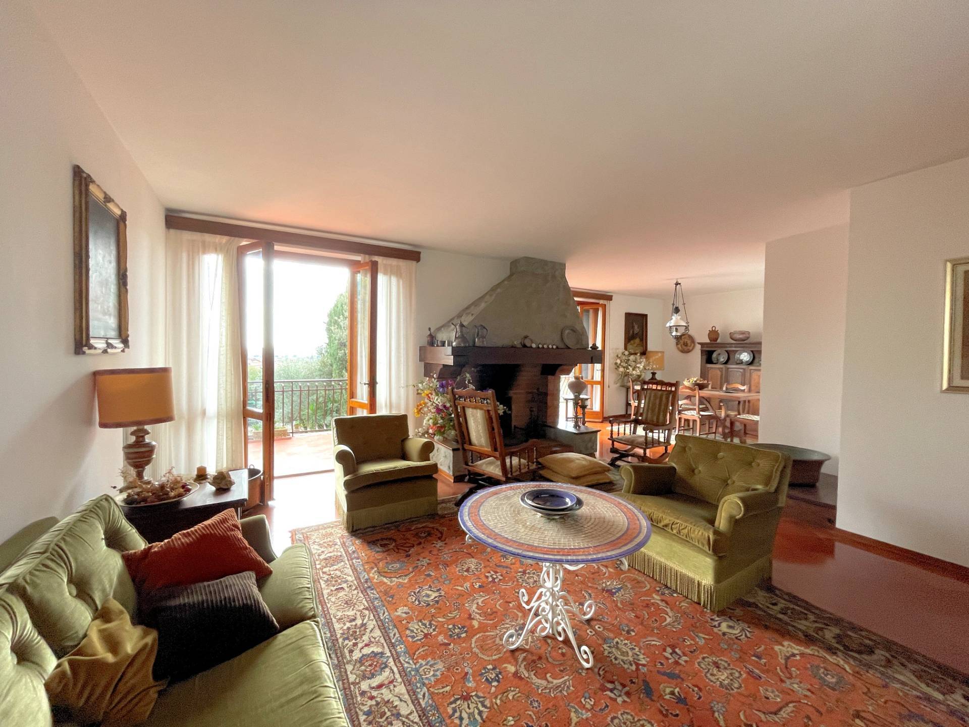 Villa di ampia superficie in posizione panoramica con giardino in vendita a Pescia